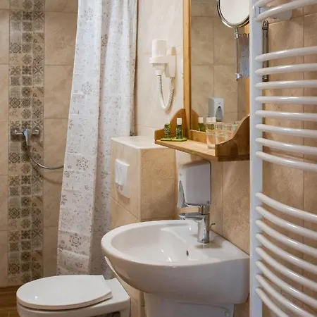 Szent Gellért Borház és 4*